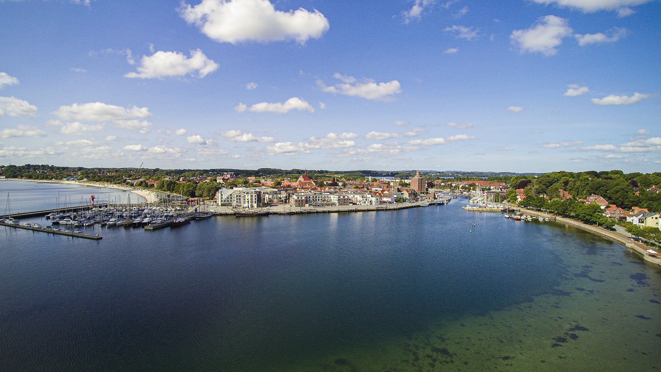 Blick von der Ostsee auf die Stadt Eckernförde von der Luft aus. 
